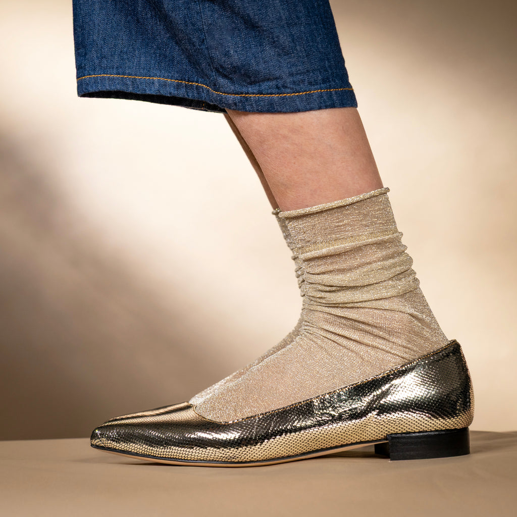 ballerines cuir doré, portées avec un jeans et des chaussettes dorées, vue de profil 