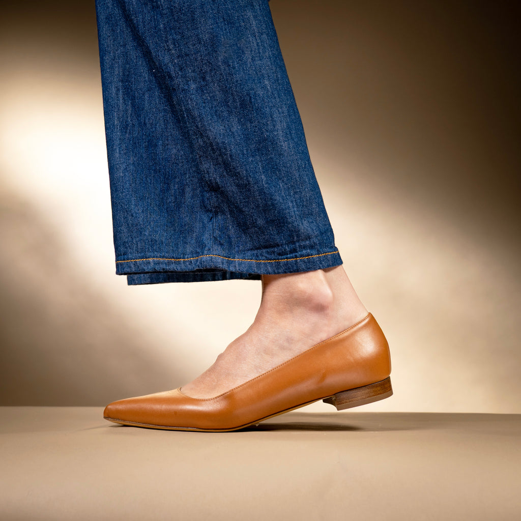 Ballerines en cuir camel à bout pointu – vue de profil avec pantalon en jean