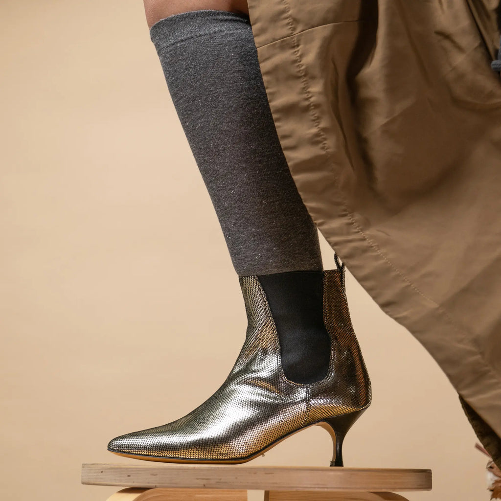 Bottines dorées petit talon portées avec jupe et chaussette