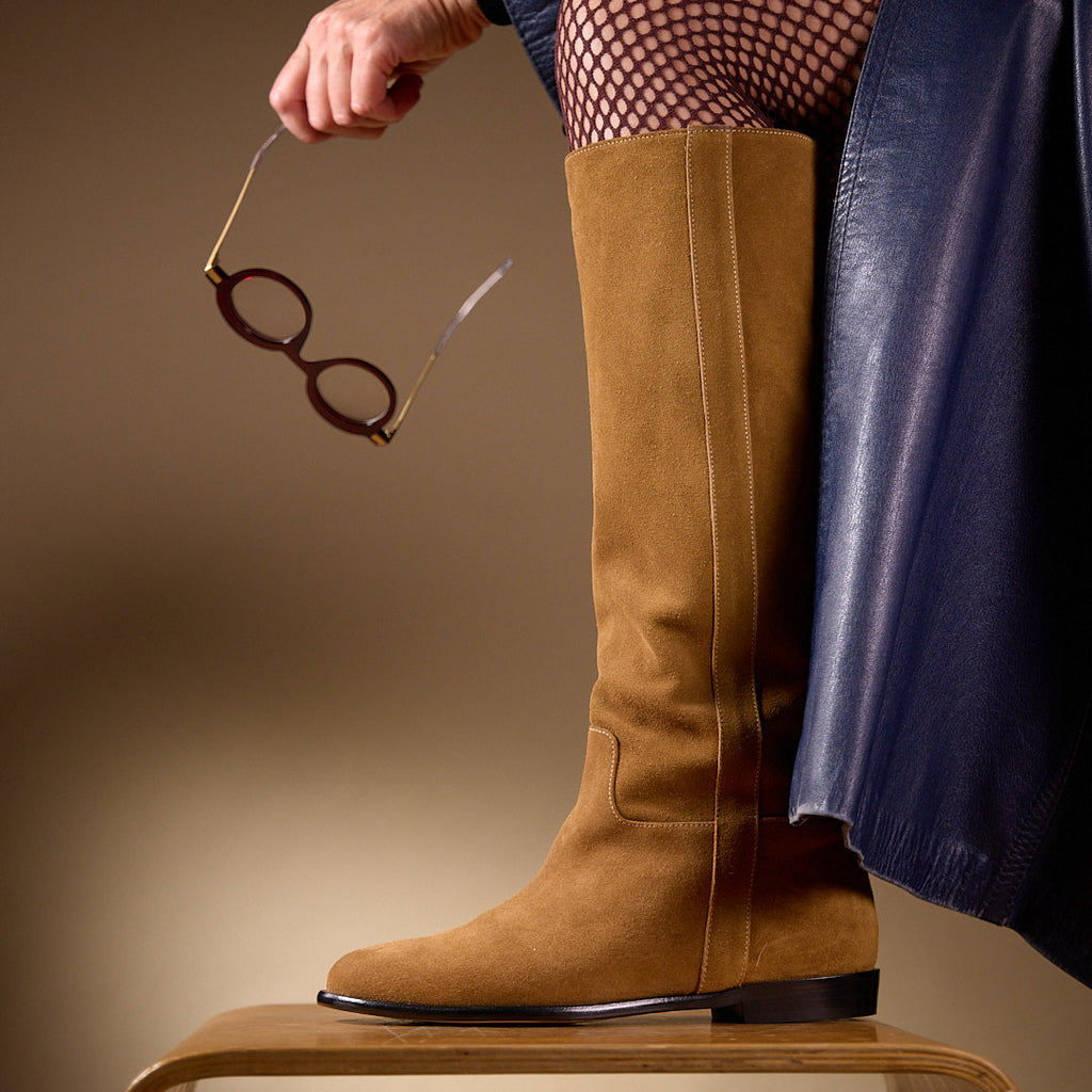 Bottes plates veau velours camel avec manteau bleu et lunettes