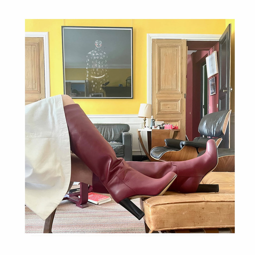 Bottes cuir bordeaux vue dans appartement parisien 