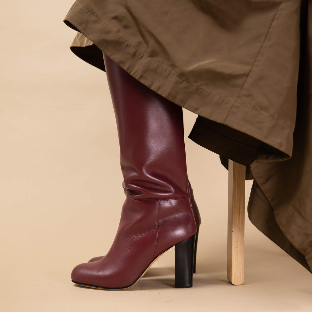 Bottes femme cuir bordeaux et jupe- vue de profil