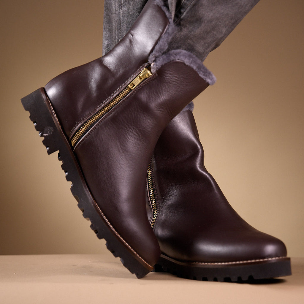 bottines doublées mouton cuir marron portées avec jeans gris
