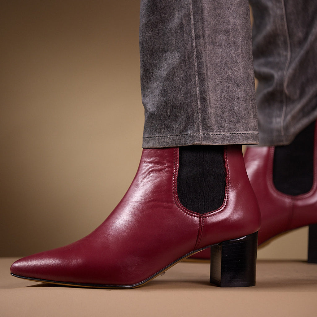 chelsea boots talon droit cuir bordeaux et jeans gris - vue de profil