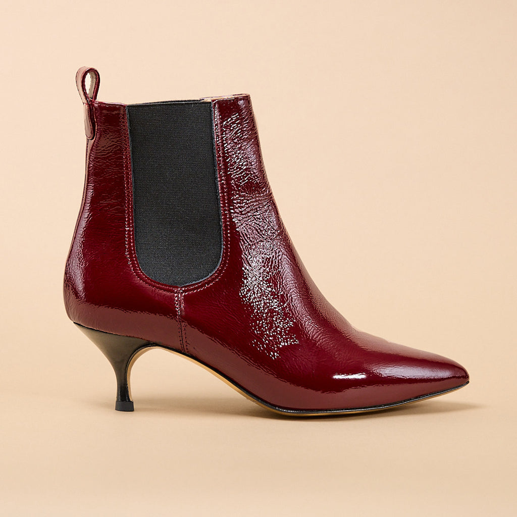 Bottines pointues petit talon cuir vernis bordeaux -vue de profil