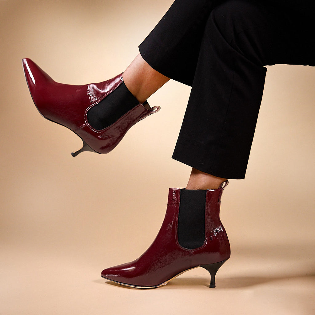 chelsea boots talon5 cm bordeaux -assise avec jambes croisées
