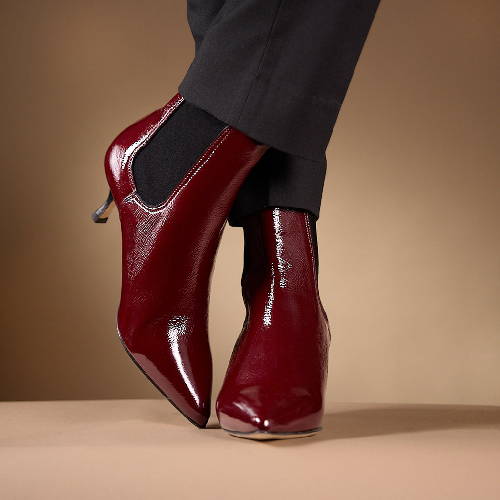 bottines pointues cuir vernis bordeaux jambes croisées