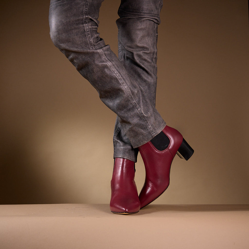 bottines pointues talon 5 cm portées avec jeans gris jambes croisées