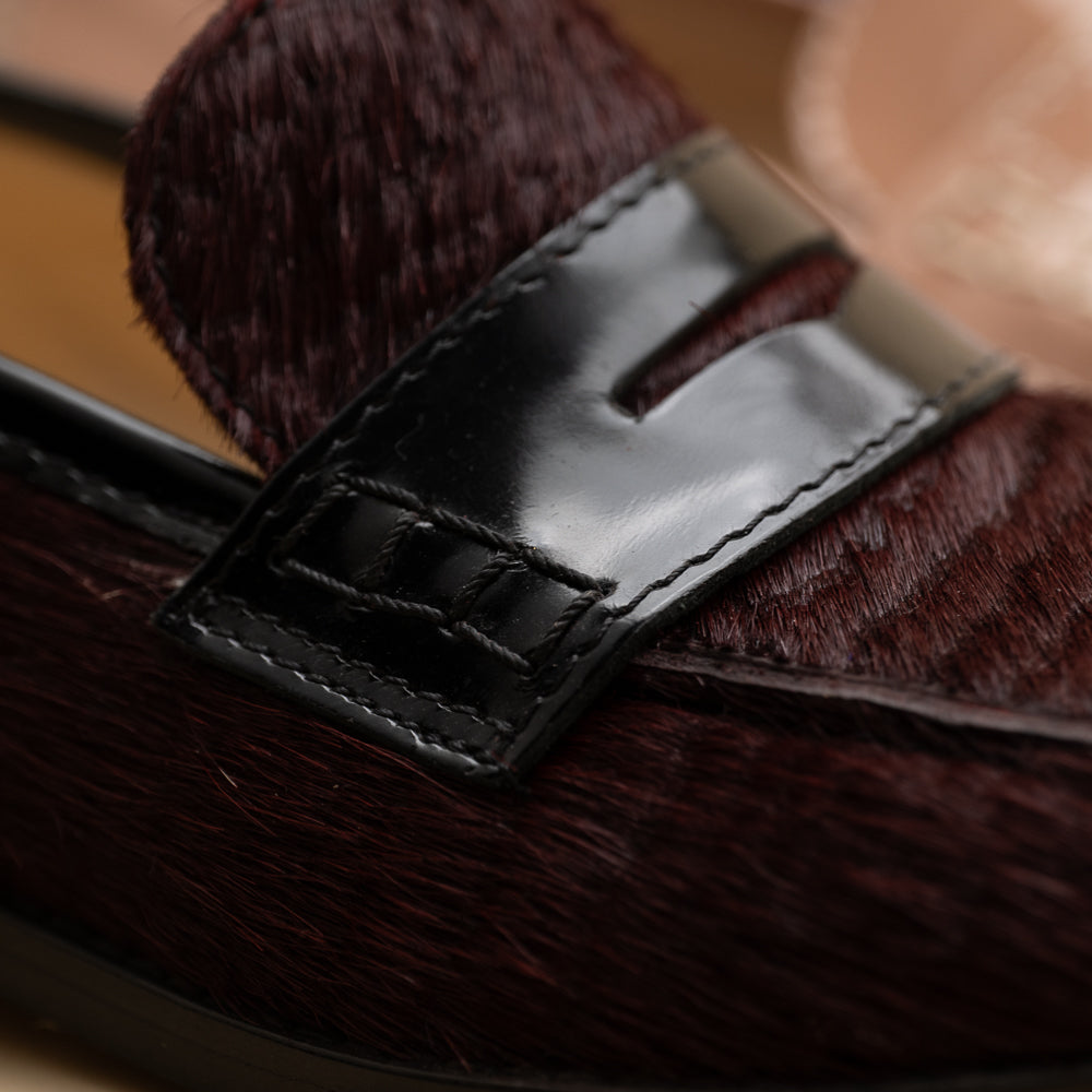 Detail matiere mocassin femme pony bordeaux