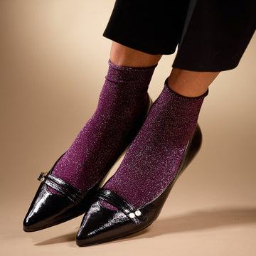 escarpin petit talon vernis noir portés avec chaussettes violette
