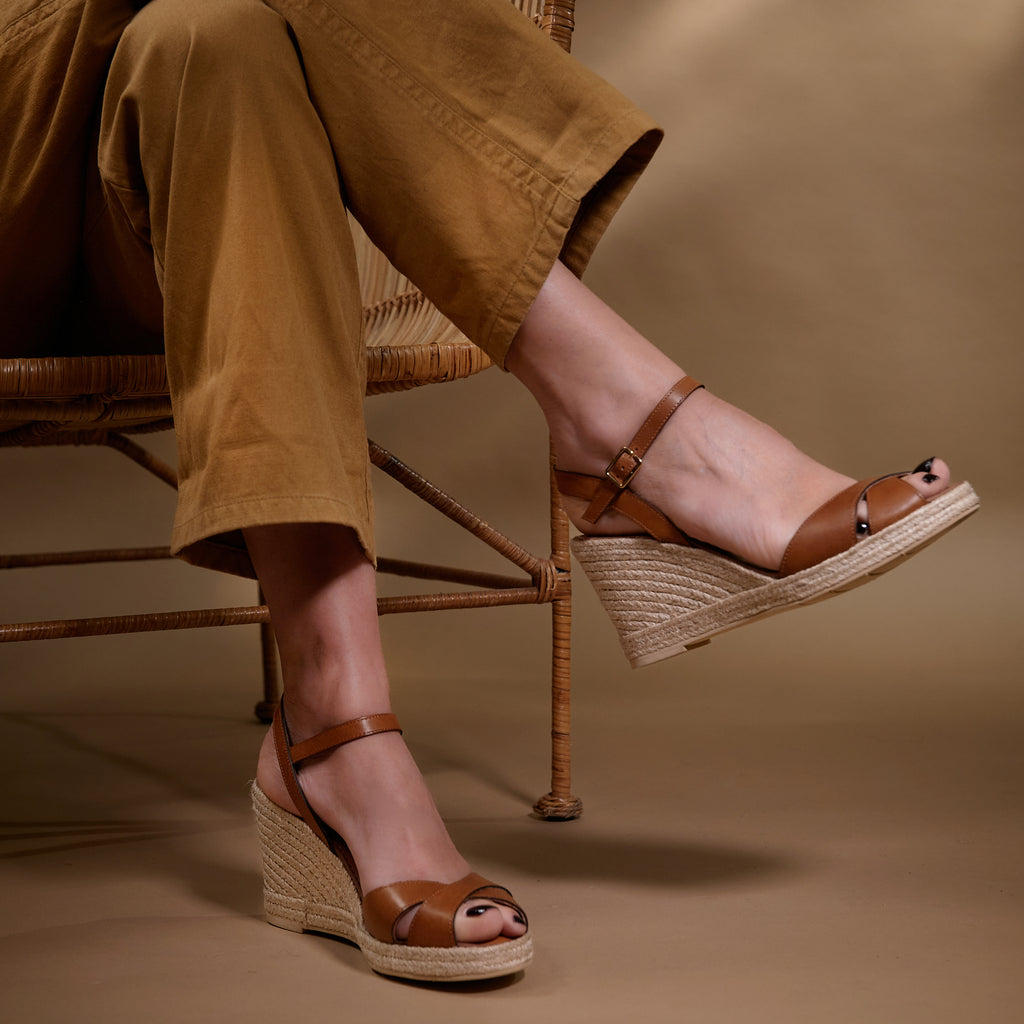 espadrilles compensées cuir marron talon 6 cm portées avec pantalon camel