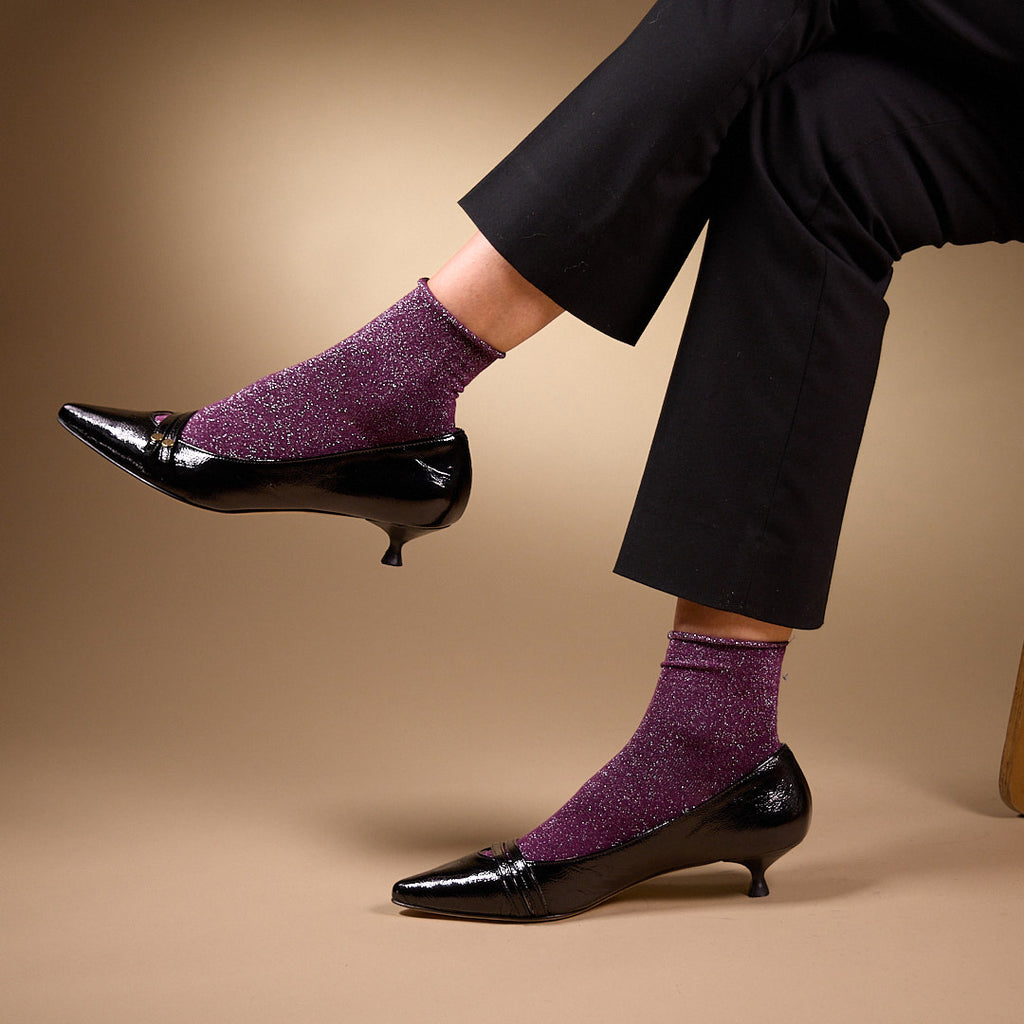 kitten heel escarpin jambes croisées et chaussettes lurex violettes