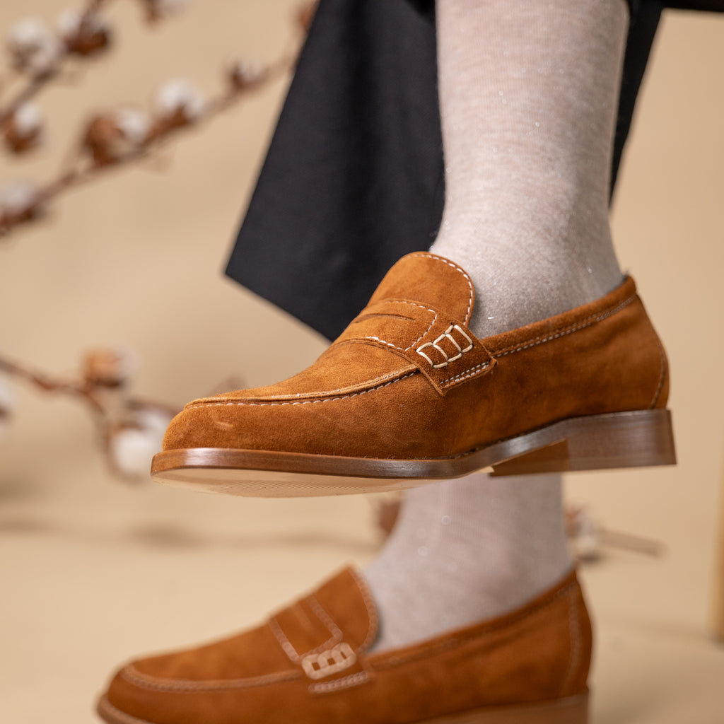 Mocassin femme daim marron portés avec chaussettes grises