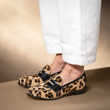 Mocassins femme léopard portés avec jean blanc 