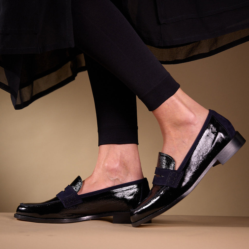 mocassin femme cuir vernis noir et dtail bleu marine avec robe