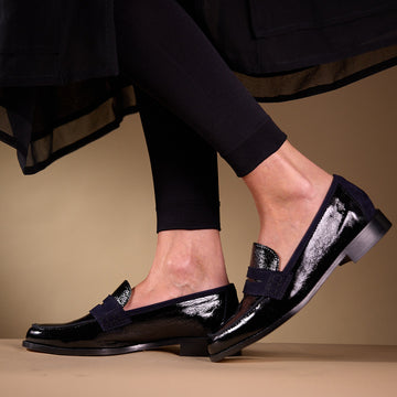 mocassin femme cuir vernis noir et dtail bleu marine avec robe