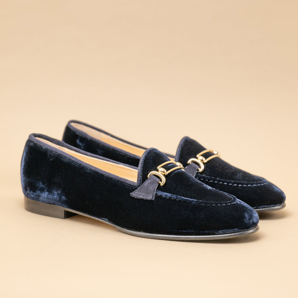 Slippers femme en velours bleu marine et accessoire doré , chic et plat
