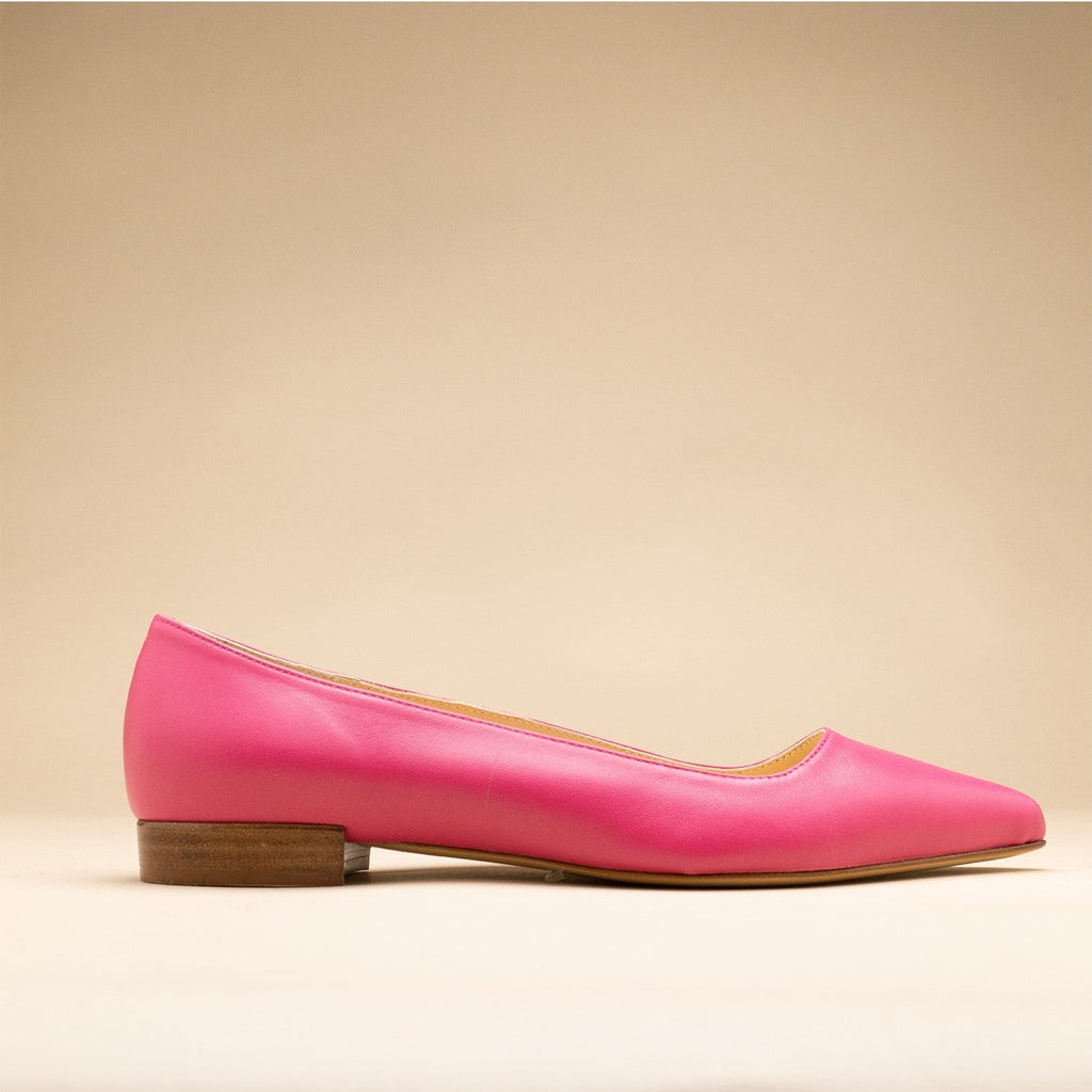 Ballerines pointues en cuir fuschia fabriquées en Italie, vue de profil