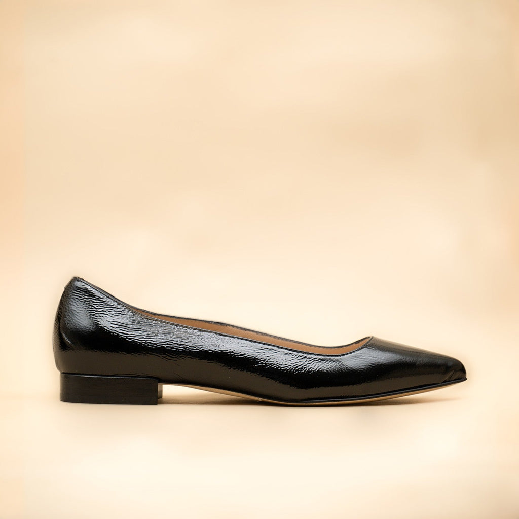 Ballerine pointue cuir vernis noir, vue de profil