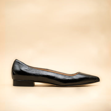 Ballerine pointue cuir vernis noir, vue de profil