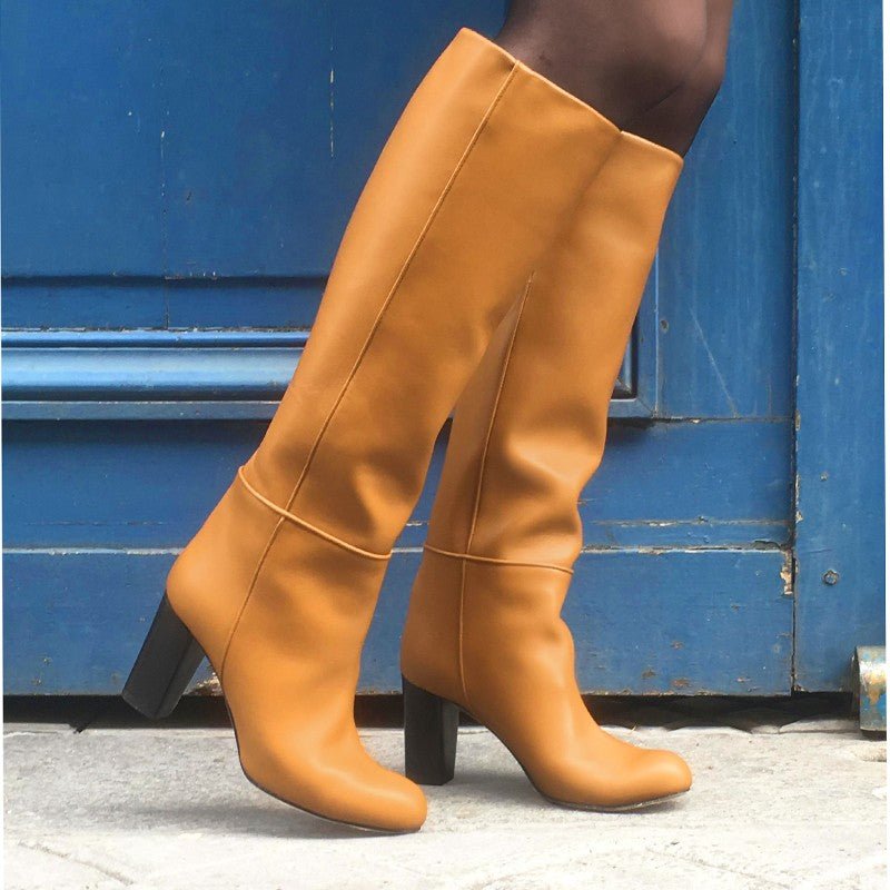 Bottes cuir beige et porte bleue _vue de rue 