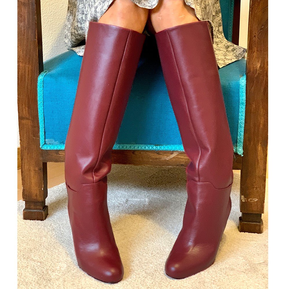 Bottes tube cuir bordeaux  portées avec jupe et fauteuil bleu