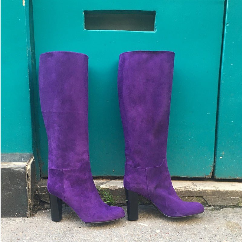 Bottes sans fermeture  daim violet  et mur bleu 