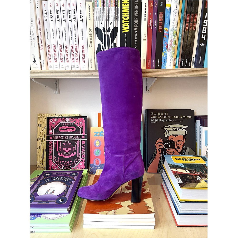 Bottes tube daim violet et bibilotheque