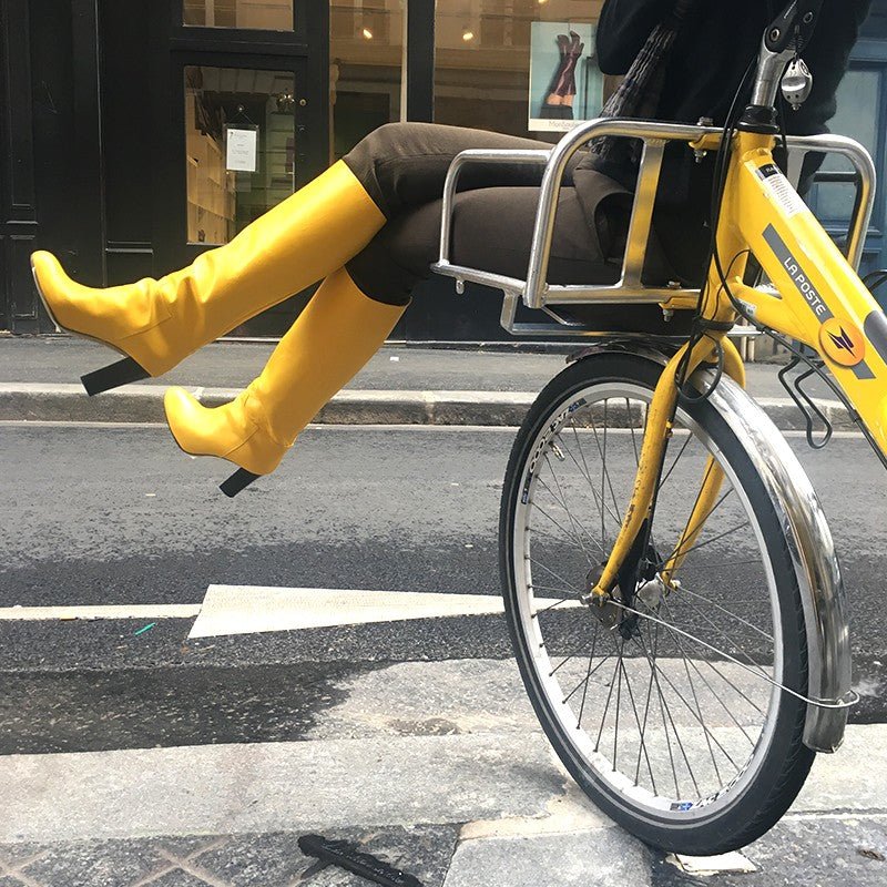 Bottes tube cuir jaune et bicyclette