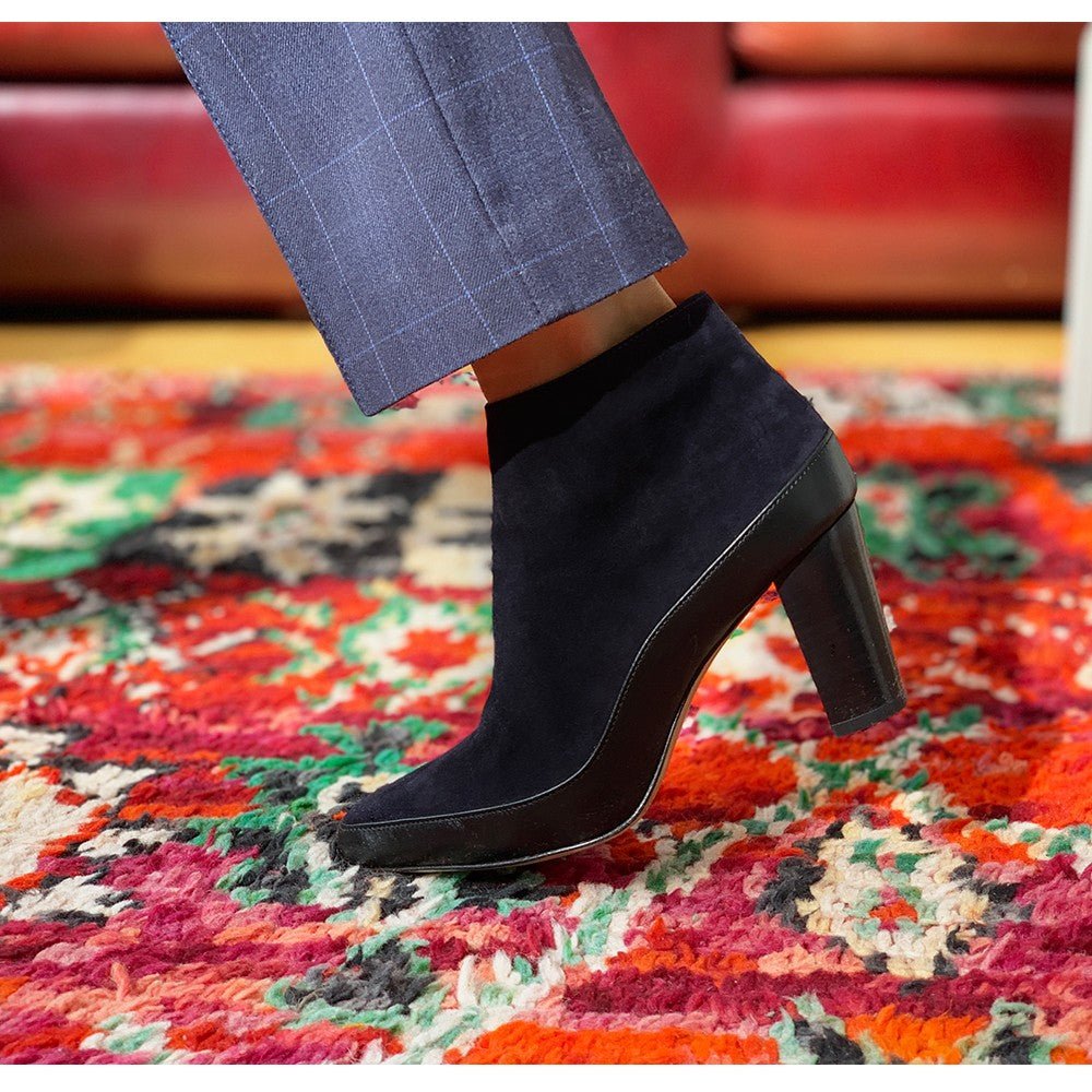Bottine femme daim bleu marine italie portées sur tapis rouge