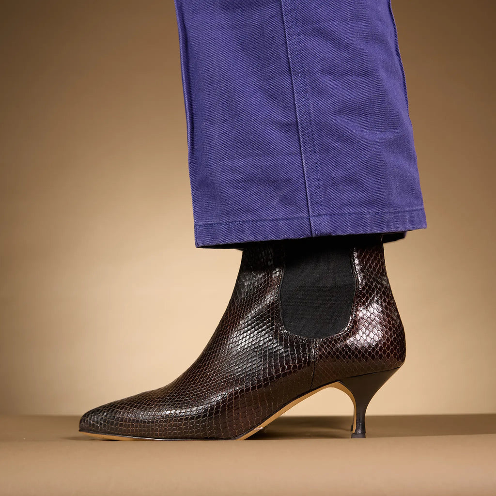 bottines femme cuir marron façon vipere -portées vue de profil 