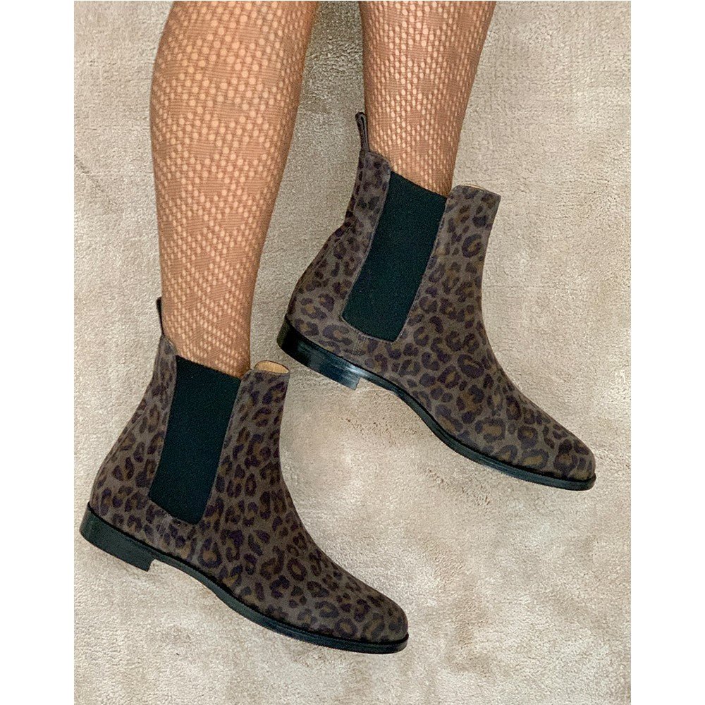 Chelsea boots femme daim leopard portées avec collants resille