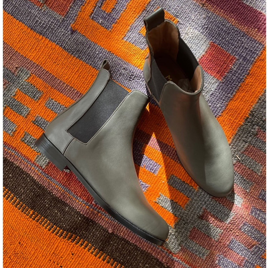 Chelsea boots femme plate veau kaki sur tapis orange