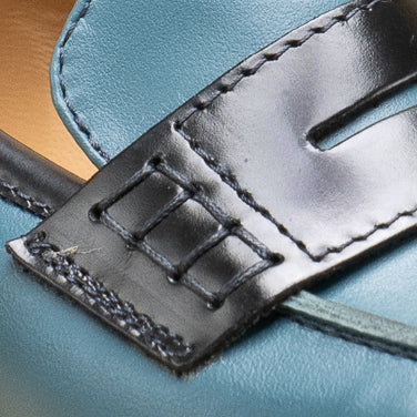 mocassin femme cuir bleu petrole et noir - detail cuir 