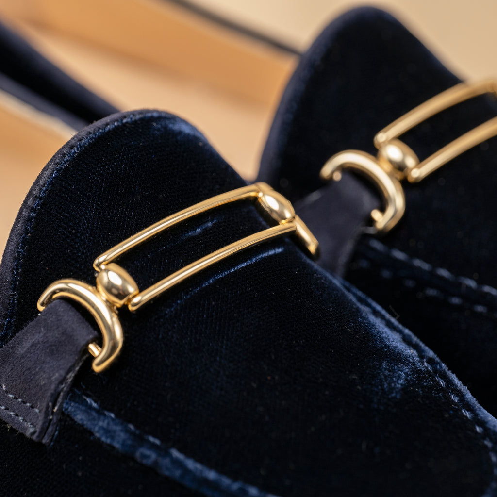 detail accessoire or slippers femme en velours bleu marine 