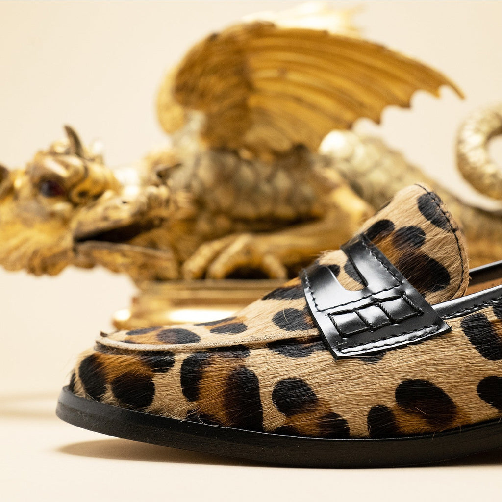 detail mocassin leopard et sculpture de dragon or