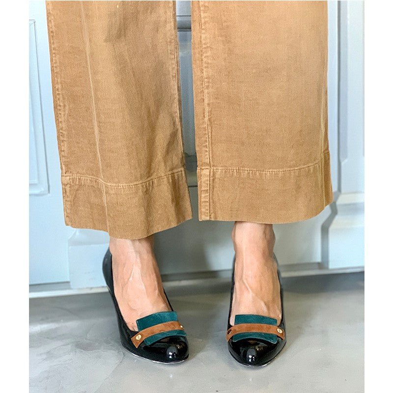 Escarpin façon mocassin à talon portés avec pantalon large beige