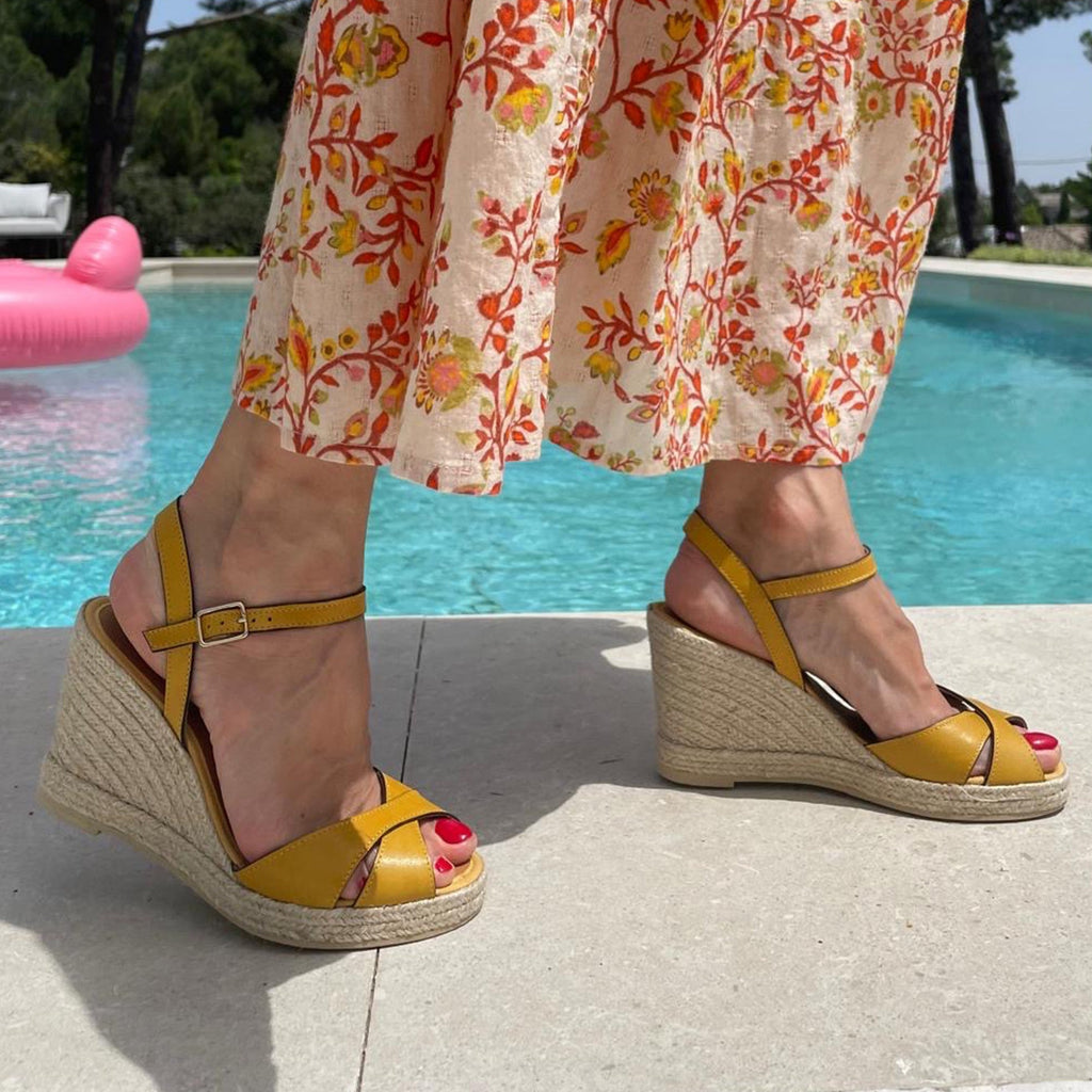 Espadrilles-compensées-cuir-jaune safran