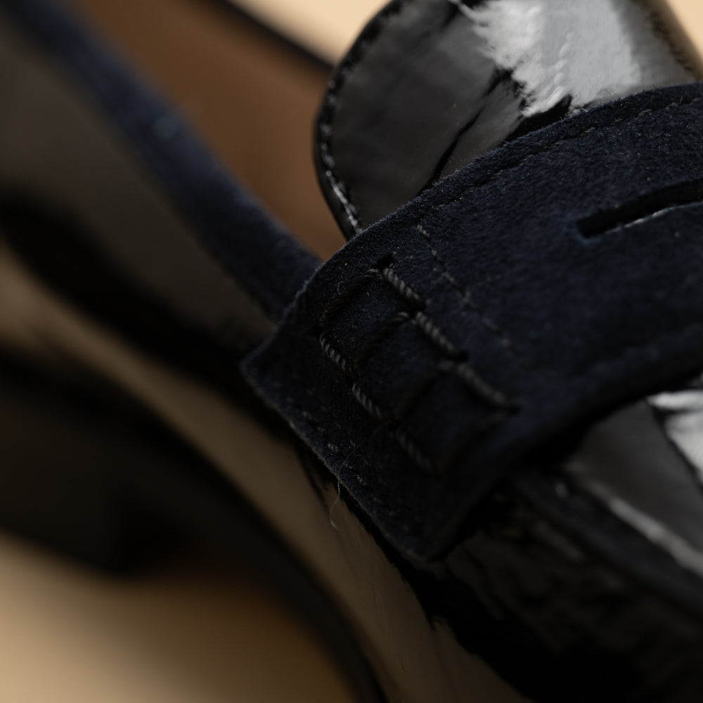 Mocassin femme cuir noir et detail bleu marine -zoom detail cuir