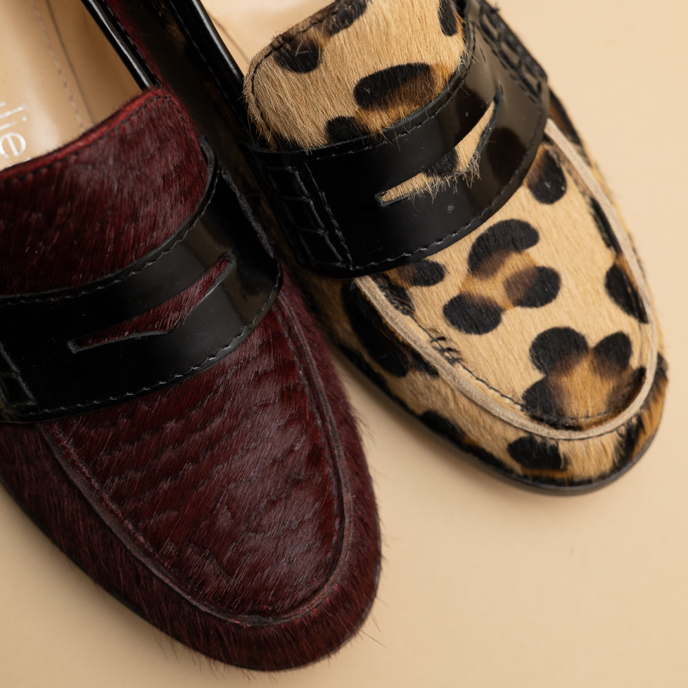 Detail matiere mocassin femme pony bordeaux leopard