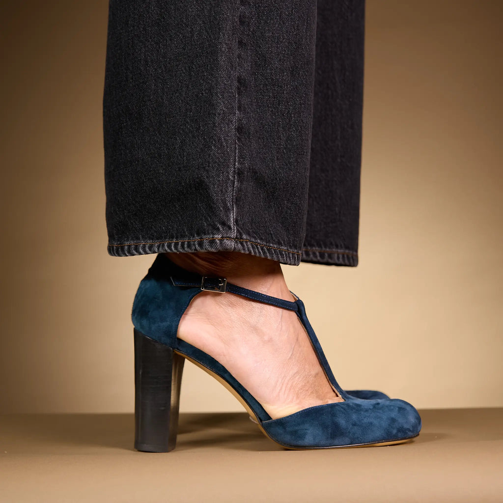 Salomes daim bleu avec jeans-vue de profil