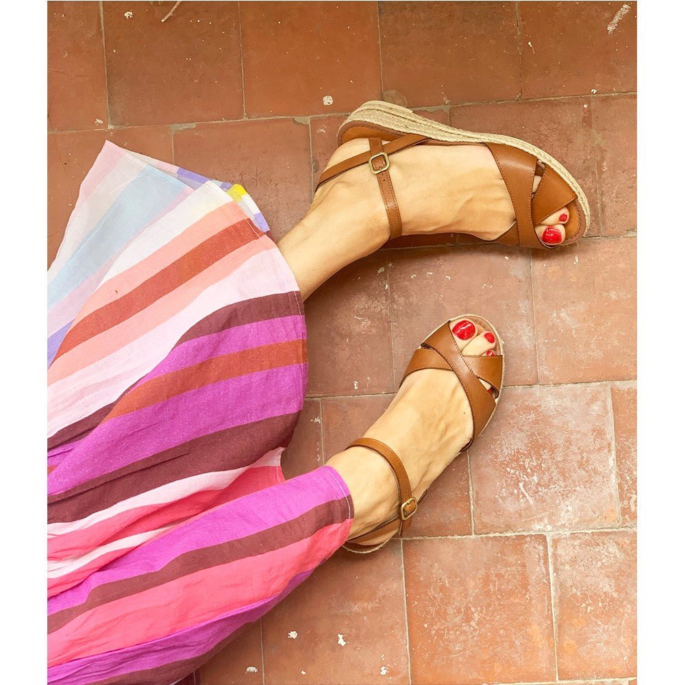 Sandales compenséespetit talon cuir marron portées avec robe rayures