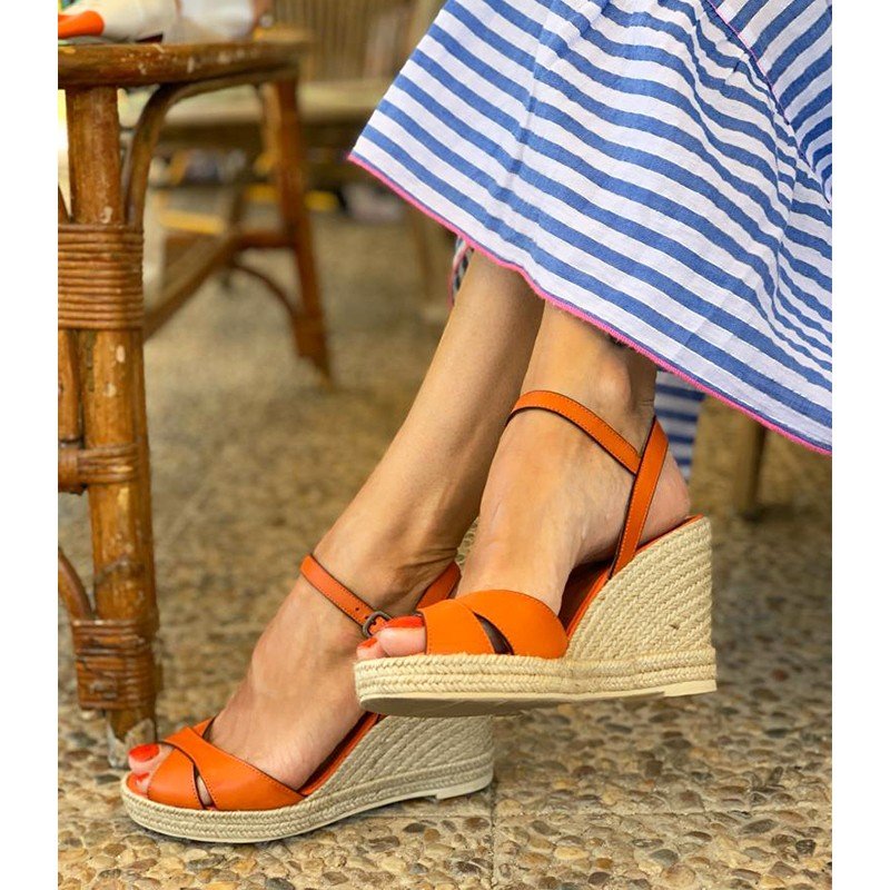 Sandales espadrilles compensées cuir orange portées avec jupe rayée
